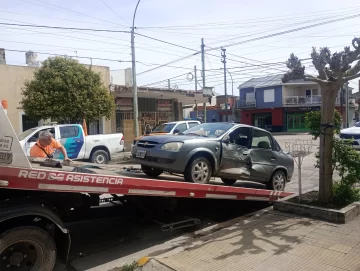 Auto y camioneta chocaron en 50 y 55