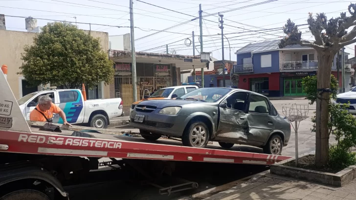 Auto y camioneta chocaron en 50 y 55