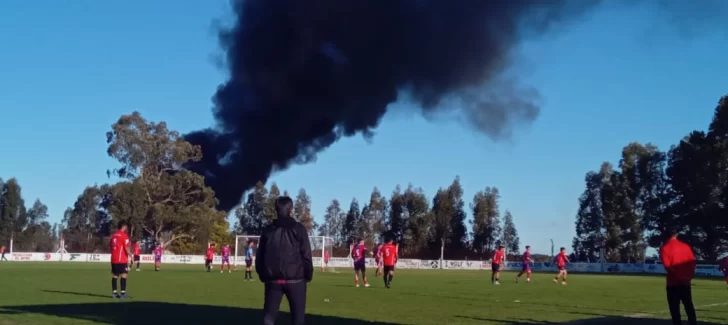 De dónde provenía el humo negro que irrumpió en el partido Independiente – Defensores