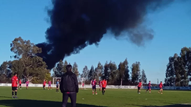 De dónde provenía el humo negro que irrumpió en el partido Independiente – Defensores