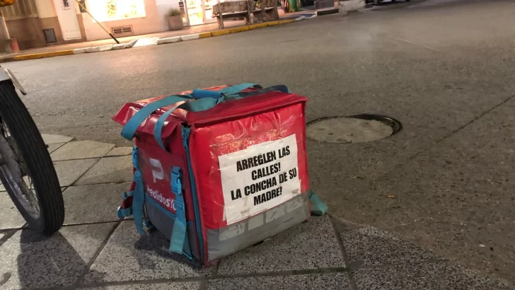 Se enojó el repartidor: pide que reparen las calles con un particular cartel