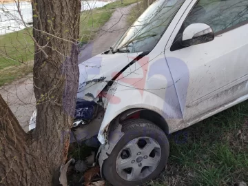 Les robaron una camioneta y un auto. El vehículo apareció chocado en la ribera