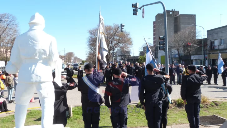 Emotiva ceremonia en honor a los bomberos