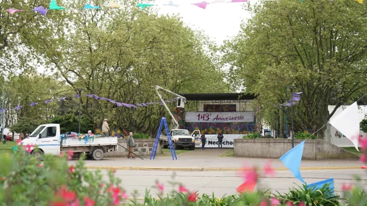 Ultiman detalles en la plaza para celebrar el aniversario de Necochea