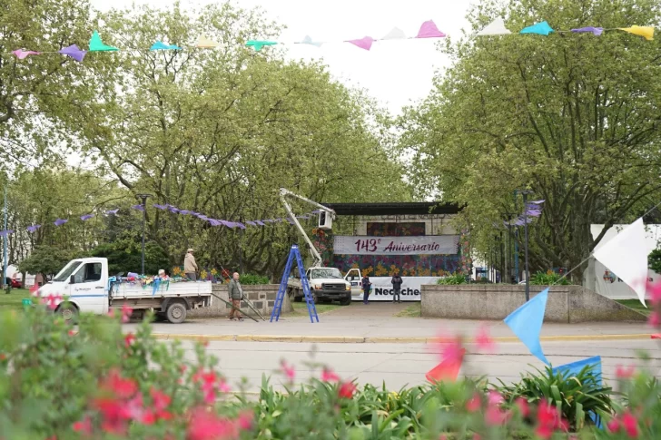 Ultiman detalles en la plaza para celebrar el aniversario de Necochea