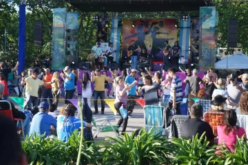 Danza  y música tradicionalista en el parque Miguel lillo