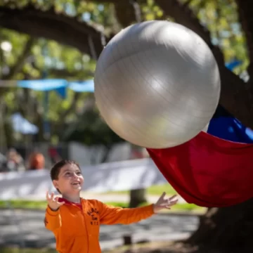 ¿Por qué una parte de la plaza en los festejos se pintó de azul?