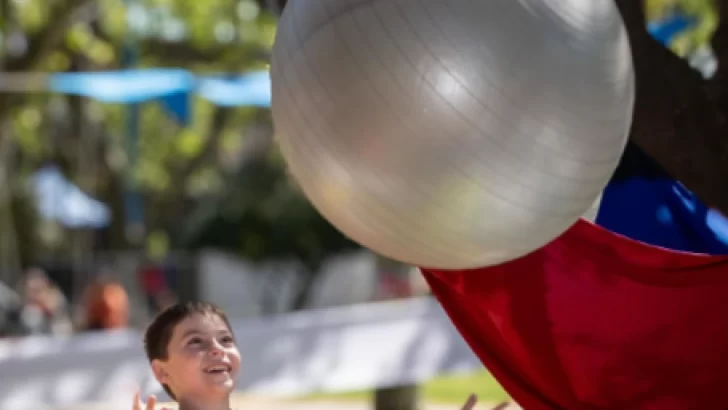 ¿Por qué una parte de la plaza en los festejos se pintó de azul?