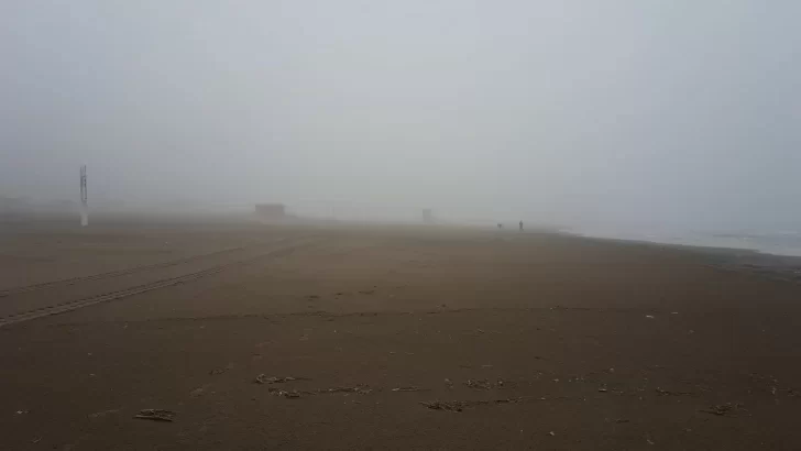 La niebla volvió a cubrir el cielo de Necochea y Quequén