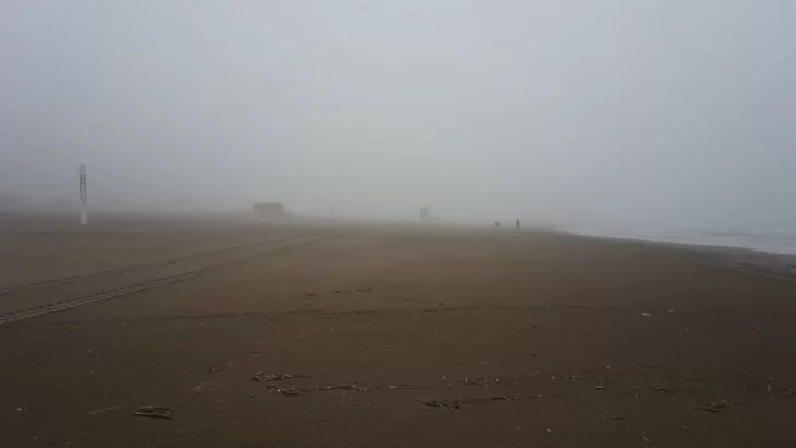 La niebla volvió a cubrir el cielo de Necochea y Quequén