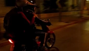 Dispararon al aire para asustar a un joven y robarle la moto