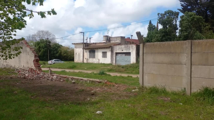 Cayó uno de los paredones del cementerio municipal