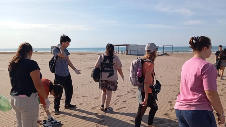 Jóvenes se concientizaron en el cuidado de playas y salud integral