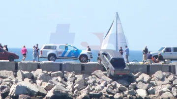 Una camioneta cayó entre las piedras de la escollera