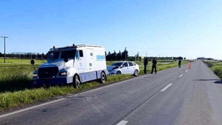 Dos policías chocaron contra un camión en ruta 3