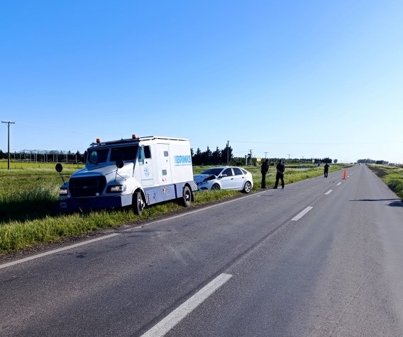 Dos policías chocaron contra un camión en ruta 3