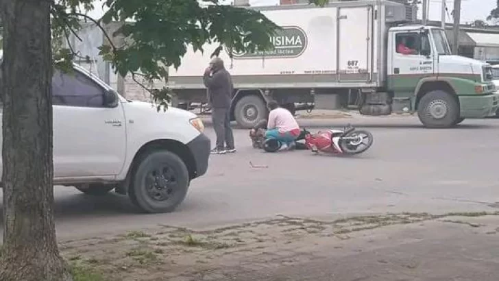 Choque en 74 y 71 deja como saldo una motociclista herida