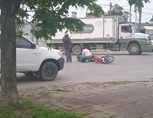 Choque en 74 y 71 deja como saldo una motociclista herida