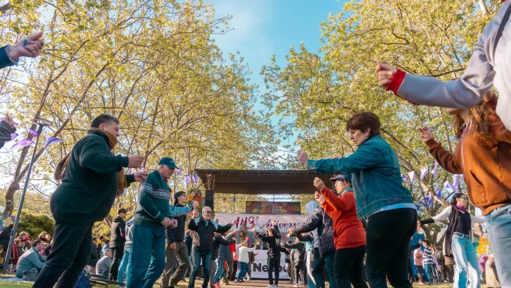 Vecinos y turistas pasan la tarde en la plaza aprovechando los festejos por el aniversario