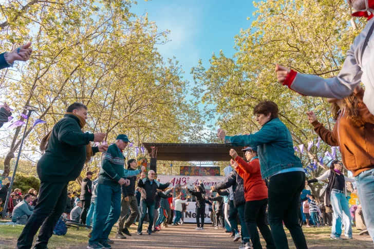 Vecinos y turistas pasan la tarde en la plaza aprovechando los festejos por el aniversario