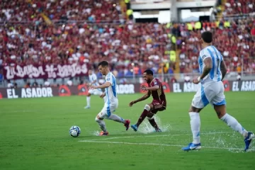 La Selección argentina empató con Venezuela por las Eliminatorias pero sigue como único líder