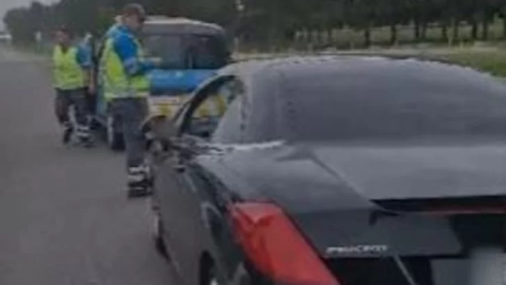 Circuló por la banquina, lo sancionaron y los conductores celebraron la multa