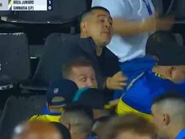 Video: Graves incidentes entre los hinchas de Boca y Gimnasia antes del comienzo del segundo tiempo