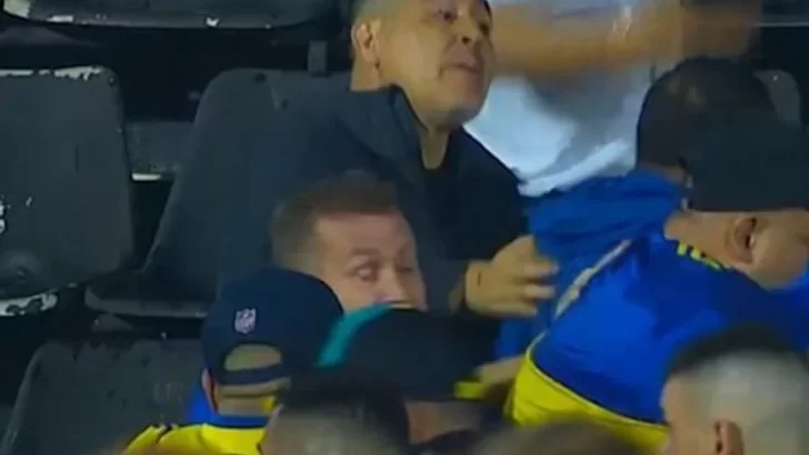 Video: Graves incidentes entre los hinchas de Boca y Gimnasia antes del comienzo del segundo tiempo