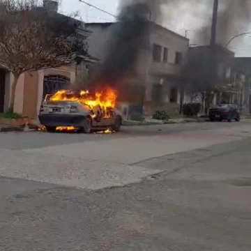 Se incendió un auto en la vía pública