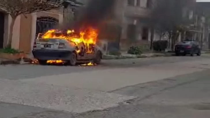 Se incendió un auto en la vía pública