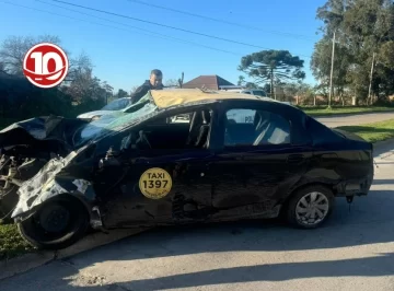 Le robaron al taxi a punta de pistola y se lo volcaron en el camino viejo a Miramar