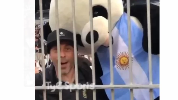 El oso panda gigante de los hinchas necochenses en el Monumental