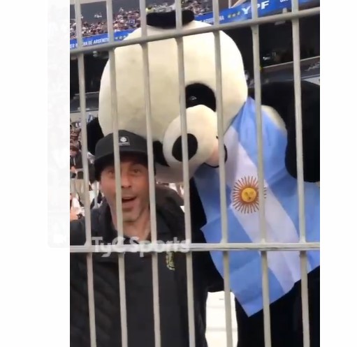 El oso panda gigante de los hinchas necochenses en el Monumental