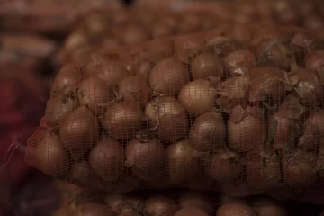 Robó una bolsa de cebolla de una verdulería y lo atraparon a las pocas cuadras