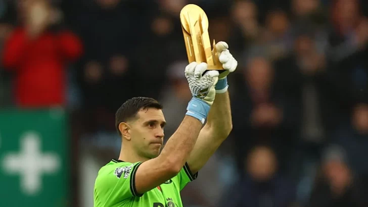 Emiliano “Dibu” Martínez, el mejor arquero del mundo con el Trofeo Yashin