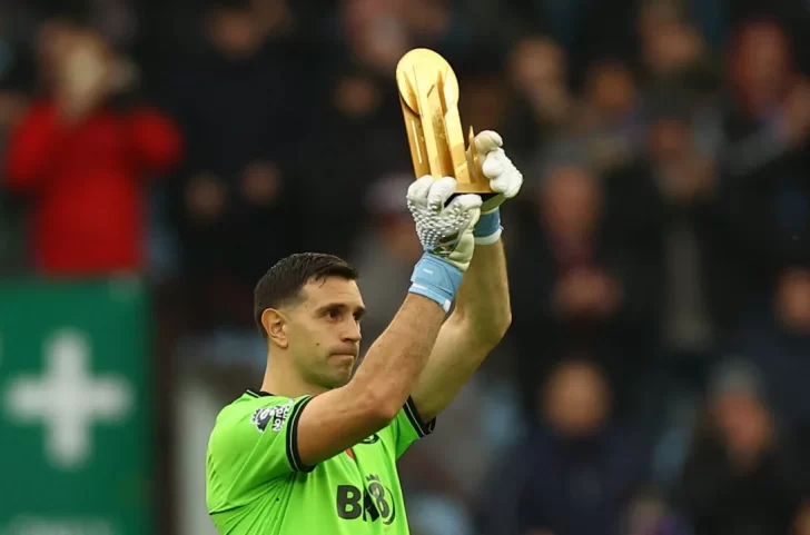 Emiliano “Dibu” Martínez, el mejor arquero del mundo con el Trofeo Yashin