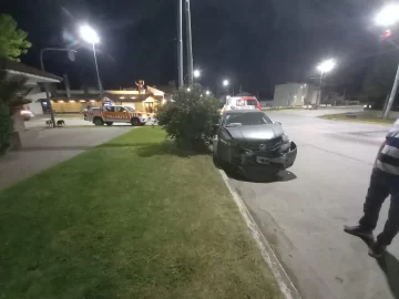 Dos autos chocaron en un cruce de avenidas