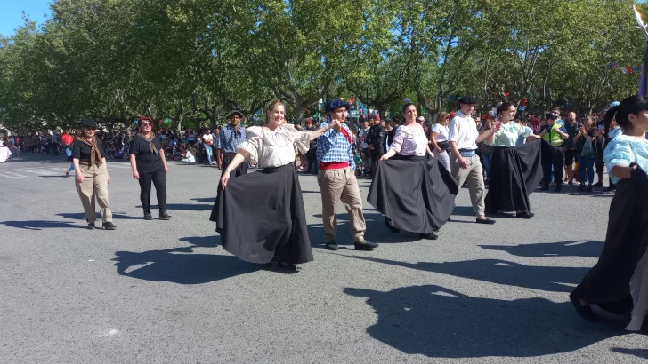 El público le dio un marco espectacular al desfile