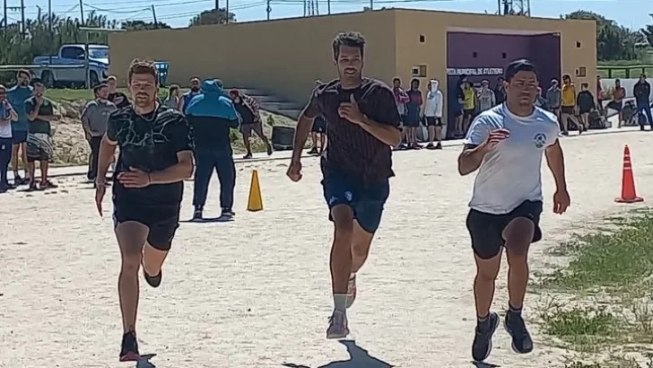 Unos 50 aspirantes a conformar el plantel municipal de guardavidas estuvieron a prueba en el Polideportivo