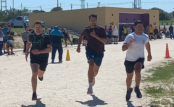 Unos 50 aspirantes a conformar el plantel municipal de guardavidas estuvieron a prueba en el Polideportivo