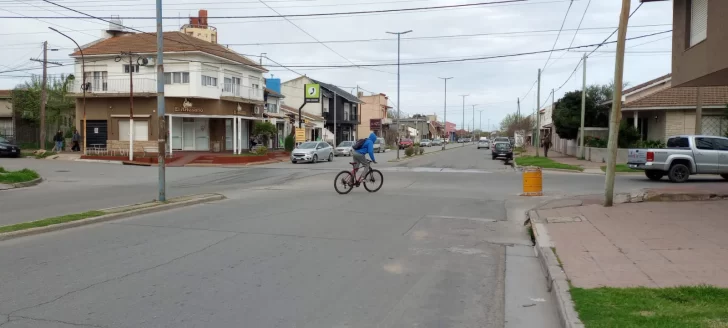 Proponen que se les prohíba a los vehículos doblar a la izquierda