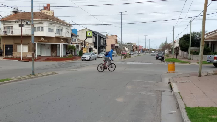 Proponen que se les prohíba a los vehículos doblar a la izquierda