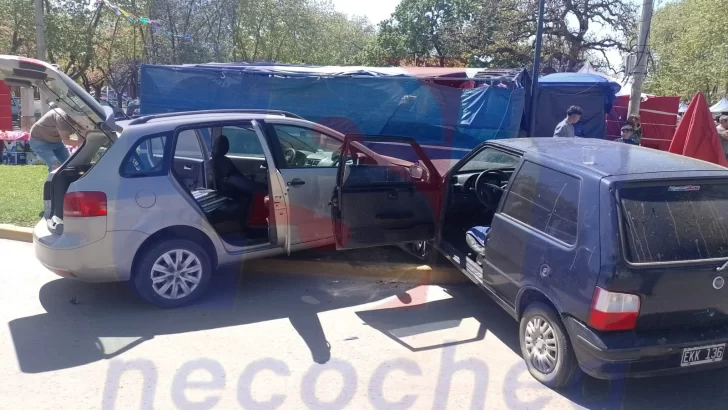 Chocó un auto estacionado y lo hizo impactar contra las carpas de la plaza