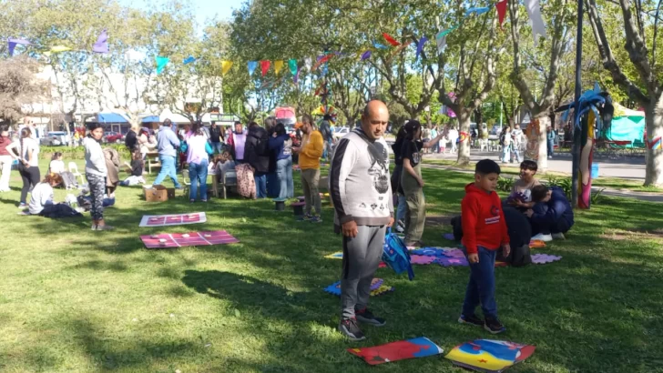 La Plaza se llenó de gente para disfrutar de la Fiesta del Aniversario