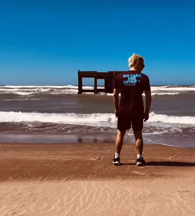 Angel De Brito pasea por las playas de Necochea