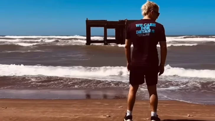 Angel De Brito pasea por las playas de Necochea