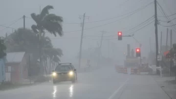 Al menos 4 muertos, 3 millones de usuarios sin luz y múltiples alertas por el paso del huracán Milton