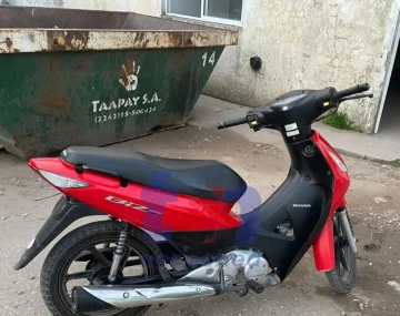 Recuperan moto robada en Quequén: la encontraron oculta entre las malezas