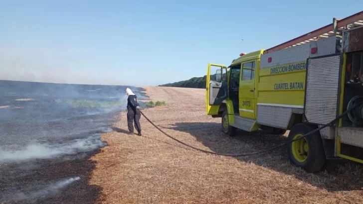 Voraz incendio en un campo a metros de la ruta 88