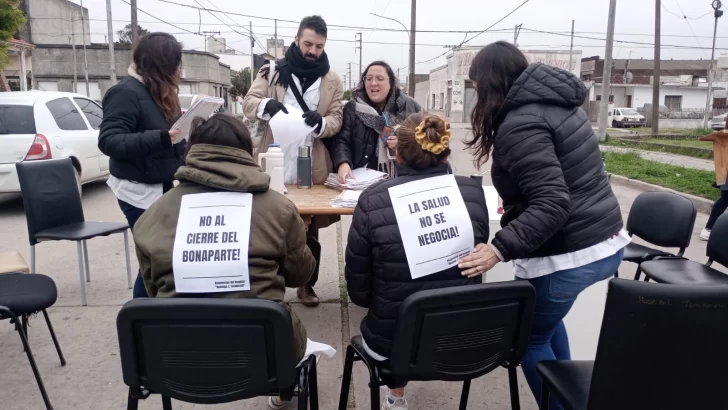 Trabajadores de la Salud del Hospital Taraborelli realizan una asamblea en la calle 49